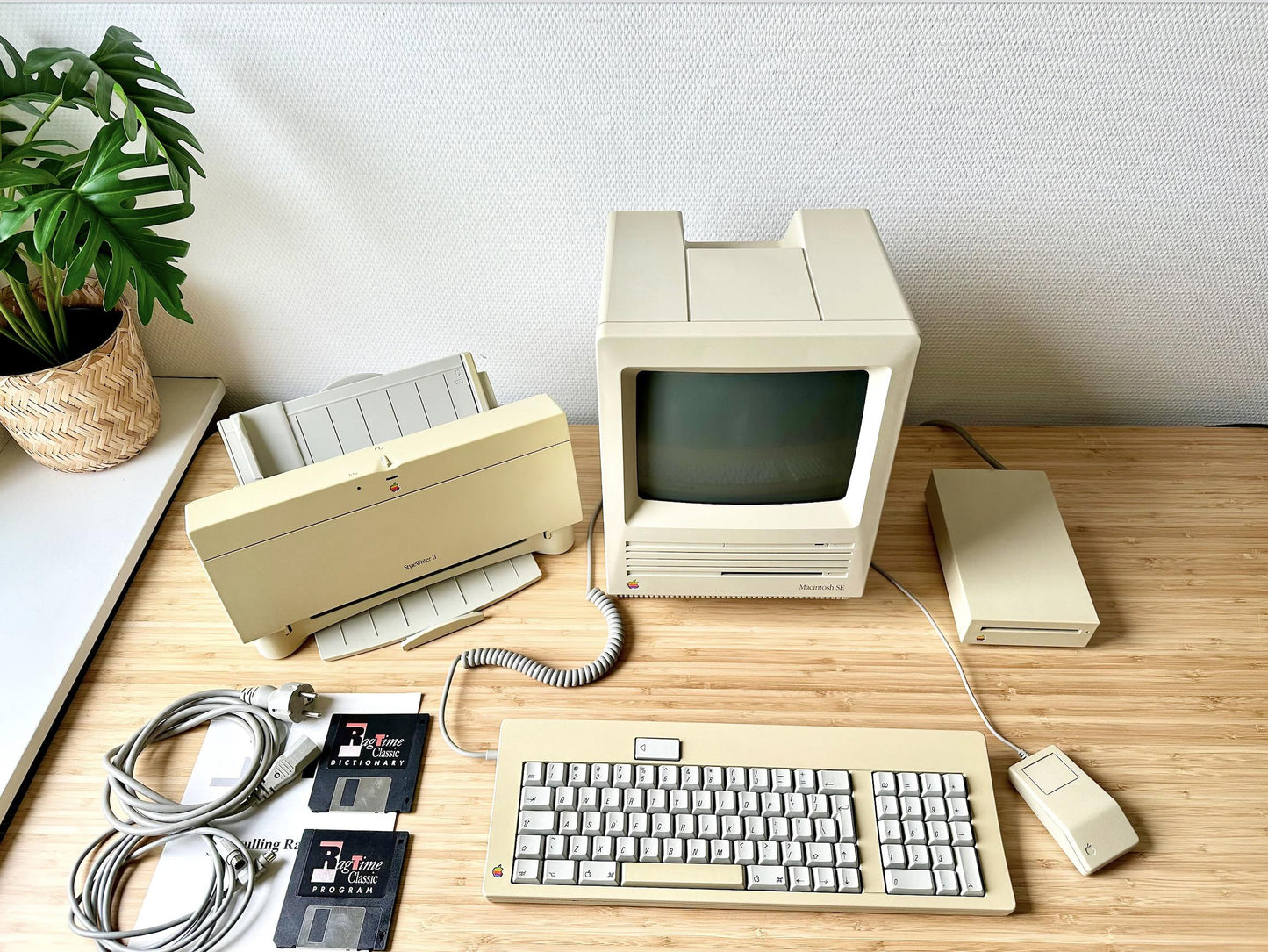 Vintage Macintosh SE Complete Set