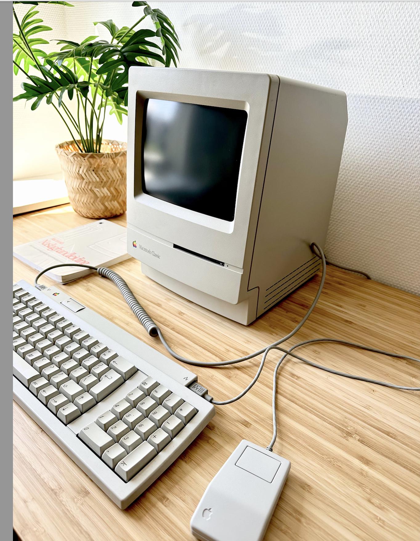 Apple Vintage Macintosh Classic