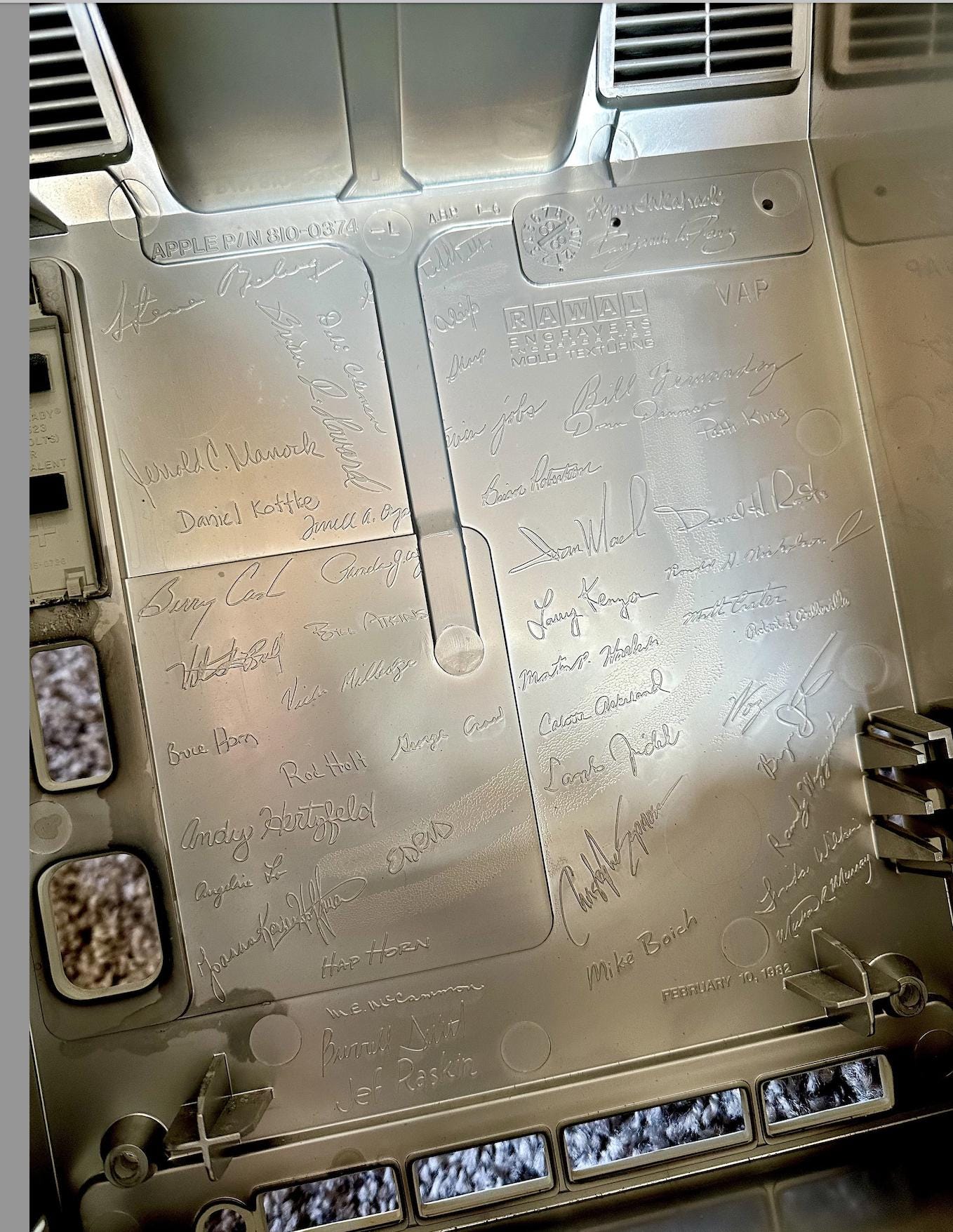 Apple Macintosh 512k with Steve Jobs Signature on the Inside Case