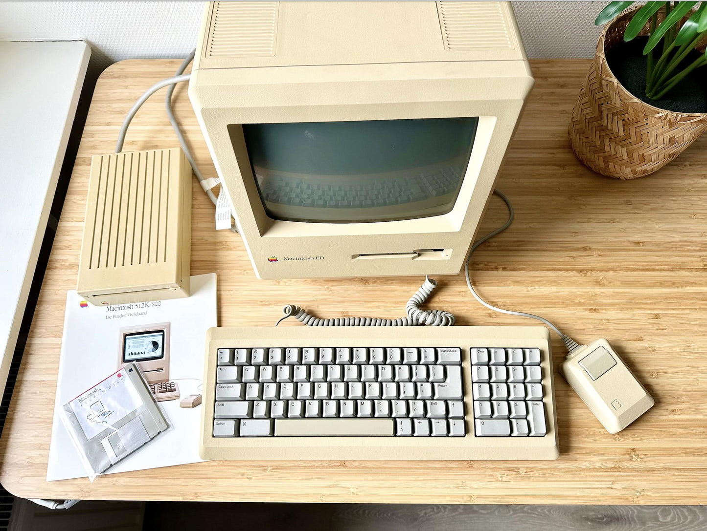 Apple Macintosh 512k with Steve Jobs Signature on the Inside Case