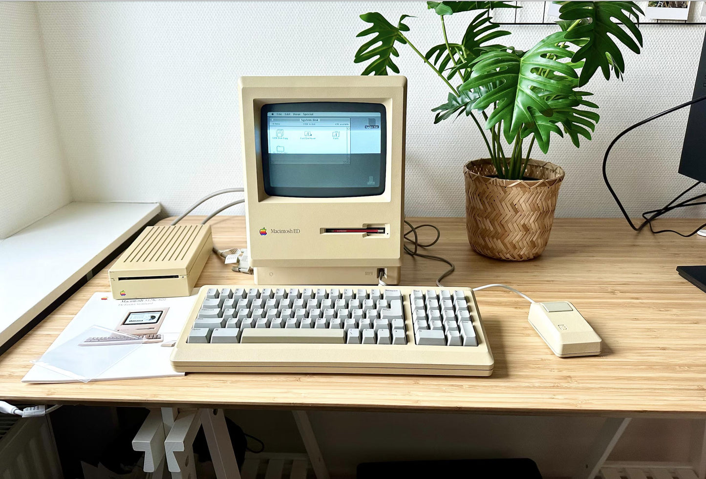 Apple Macintosh 512k with Steve Jobs Signature on the Inside Case