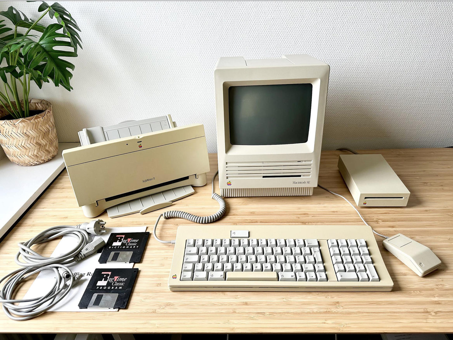 Vintage Macintosh SE Complete Set