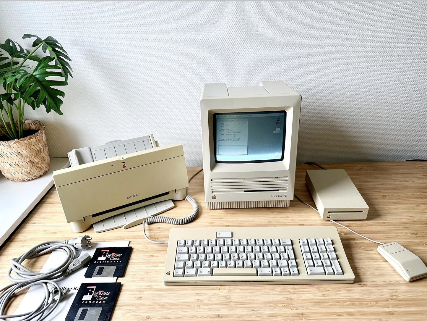 Vintage Macintosh SE Complete Set