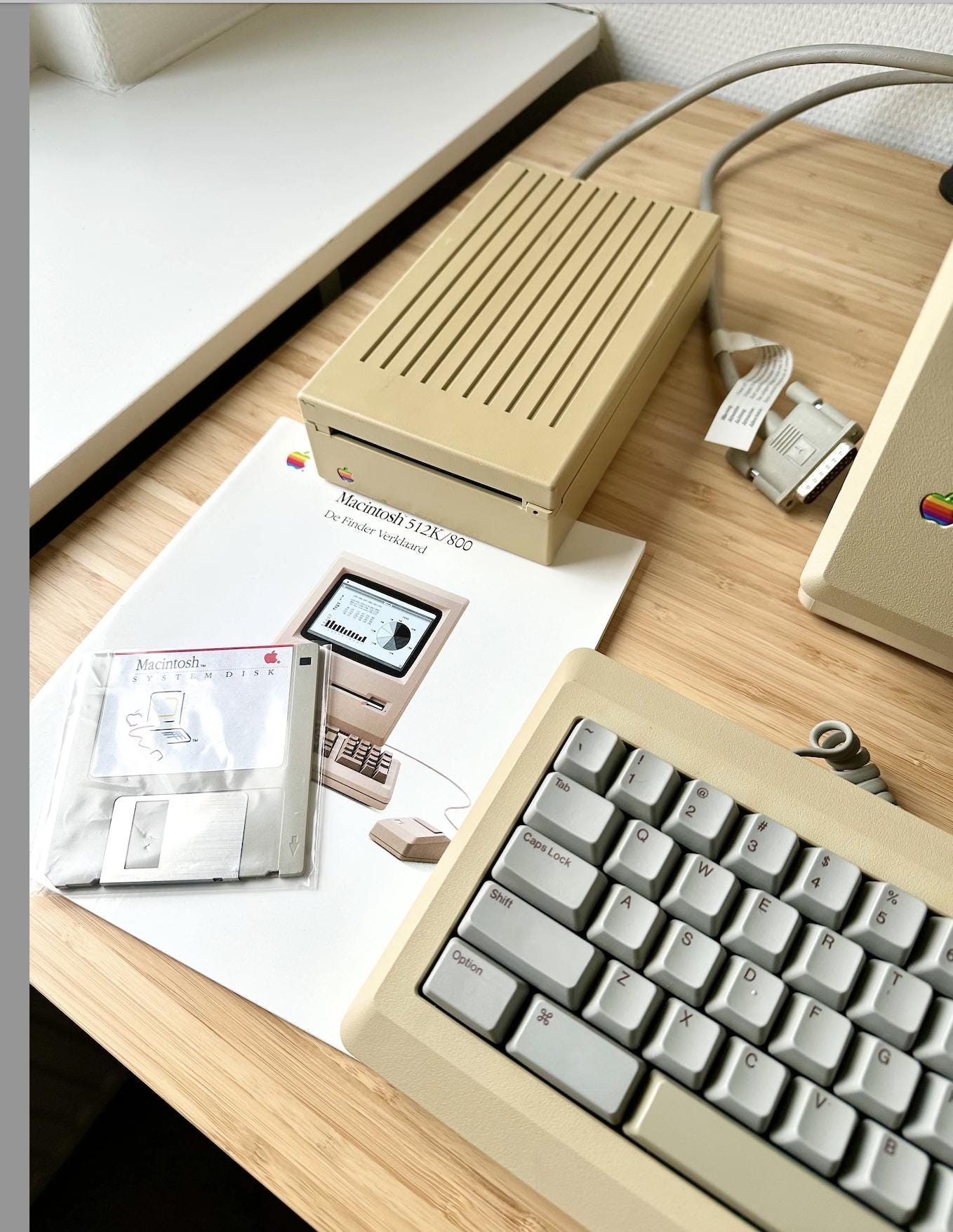 Apple Macintosh 512k with Steve Jobs Signature on the Inside Case