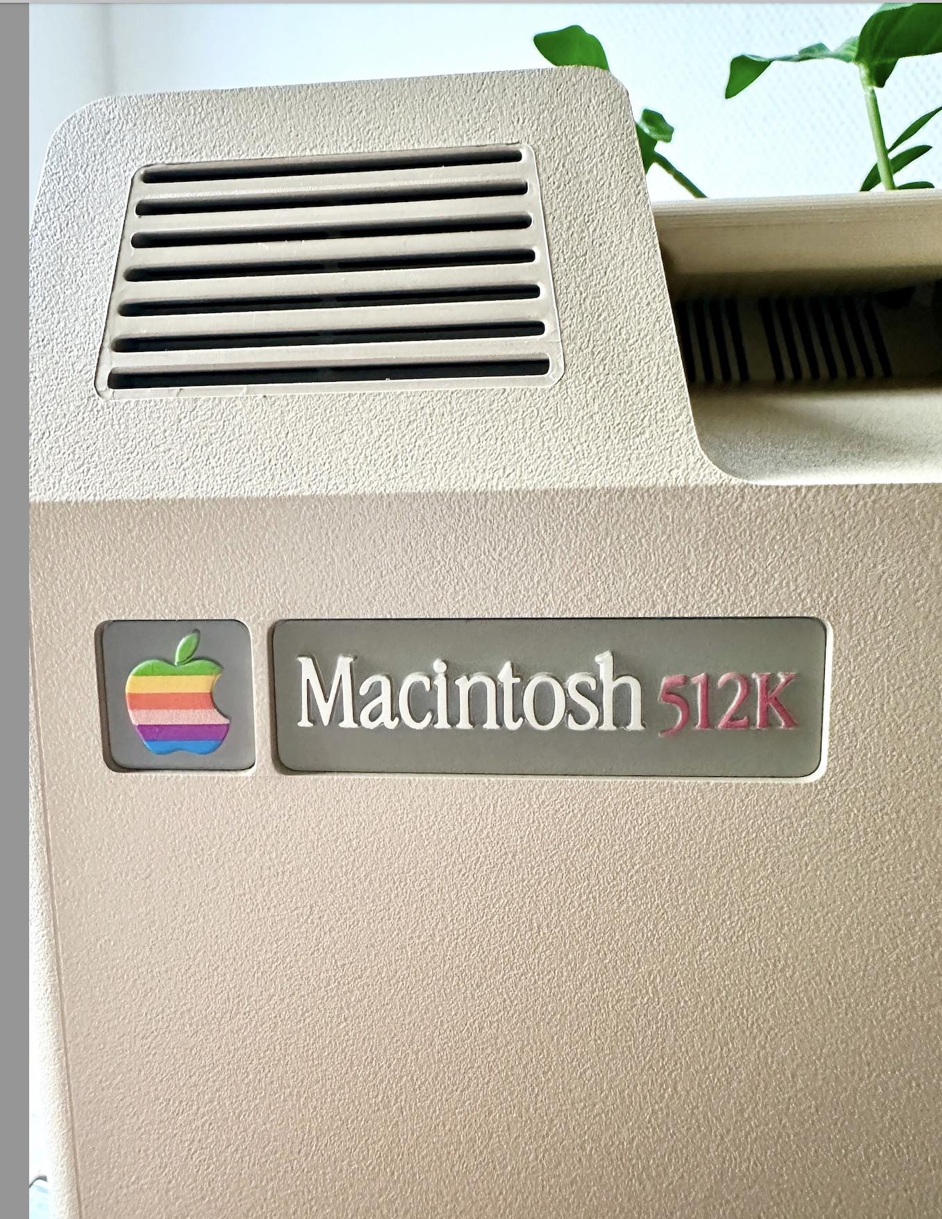 Apple Macintosh 512k with Steve Jobs Signature on the Inside Case