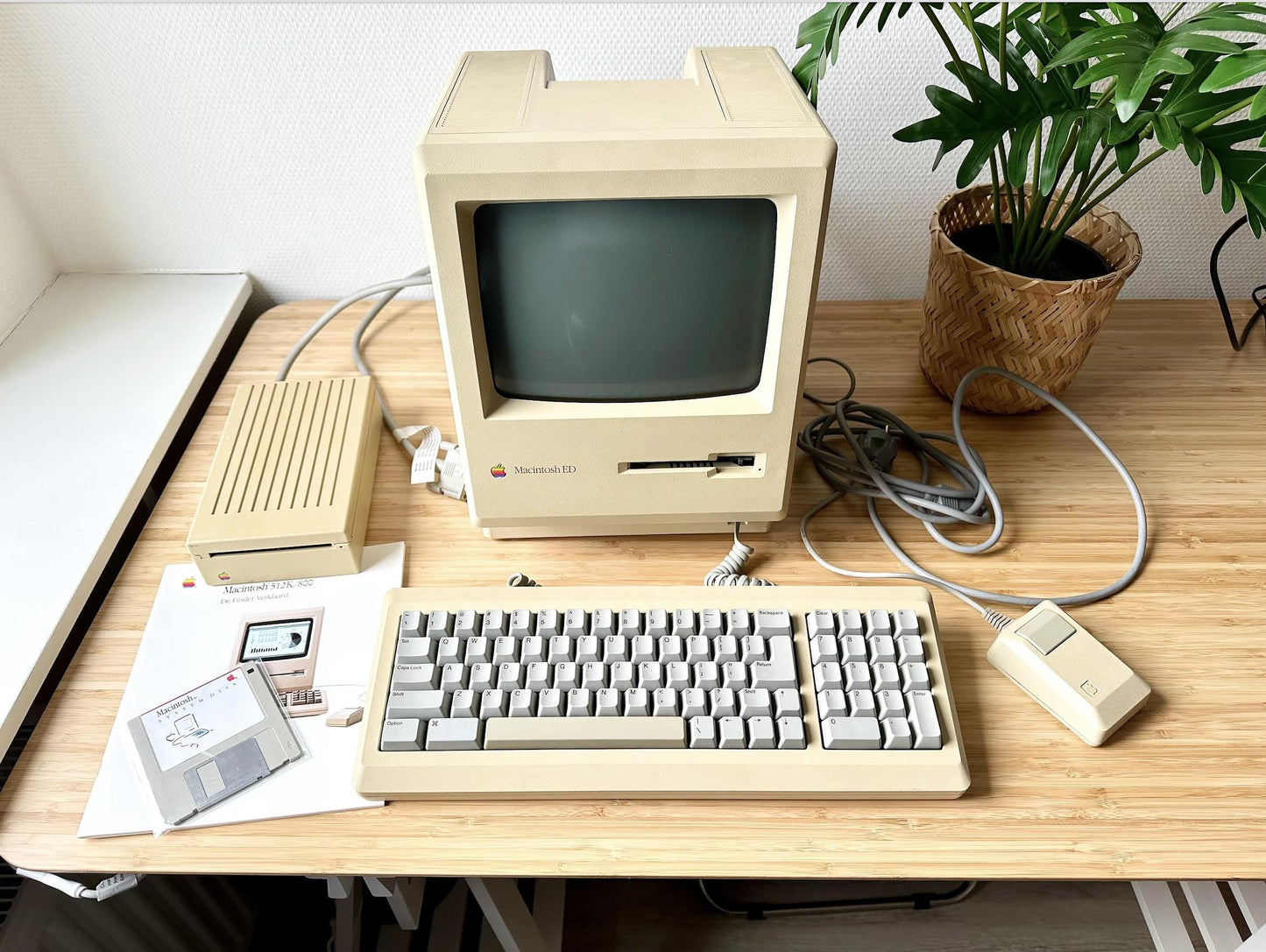 Apple Macintosh 512k with Steve Jobs Signature on the Inside Case