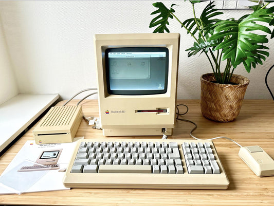 Apple Macintosh 512k with Steve Jobs Signature on the Inside Case