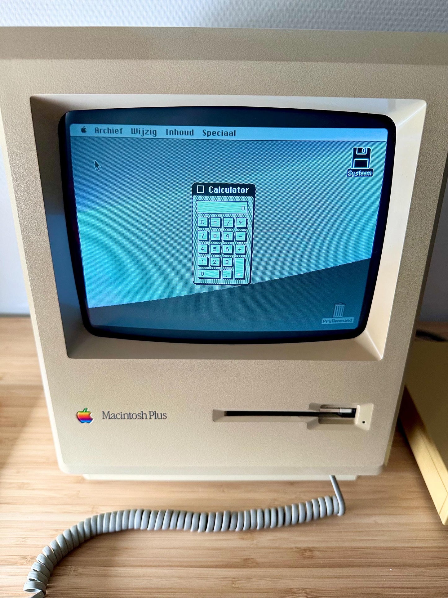 Apple Macintosh Plus - Signed by "Steve Jobs"